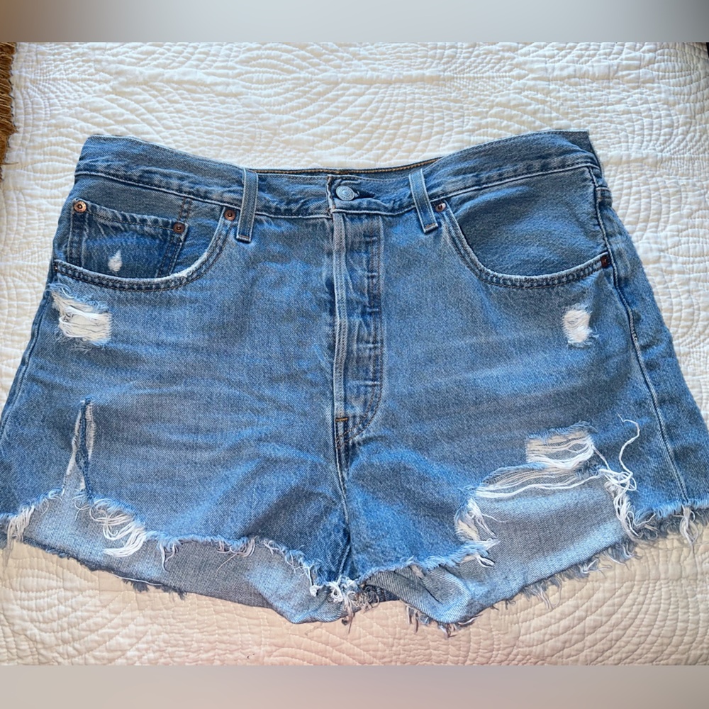 Levi’s 501 Distressed Denim Shorts (33)